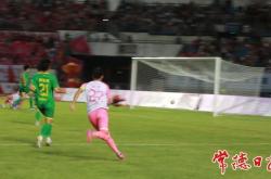 米兰体育登录入口-疯狂角逐中，球员们奋力拼搏全力以赴的简单介绍