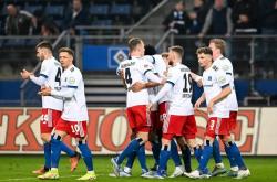 米兰体育官方-包含汉堡SV球员庆祝进球，赢得临时领先的词条