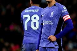 包含利物浦晋级下一轮，再现强势表现的词条