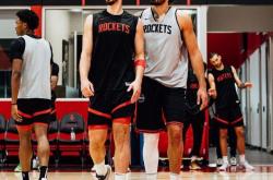 米兰体育网页版入口-老鹰客场战胜魔术，年轻球员表现抢眼