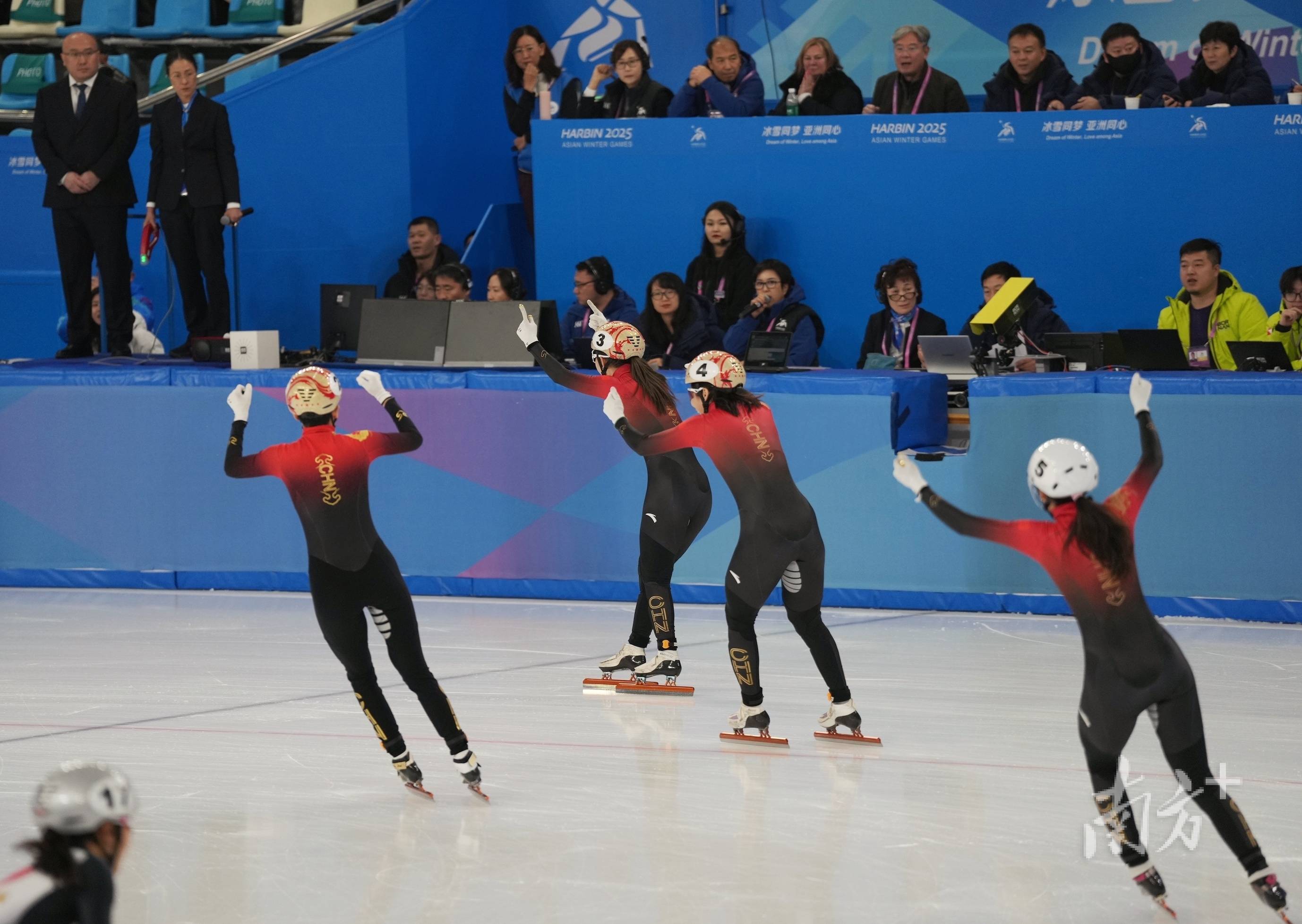 短道速滑选手彰显实力,夺冠夺金 短道速滑选手彰显实力,夺冠夺金