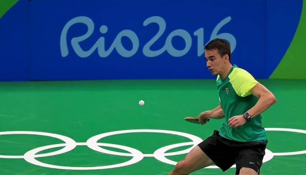 巴西运动员力压羽毛球对手获胜